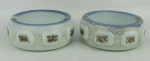 Par de cinzeiros em opalina, na cor leitosa, decorados com pintura floral em policromia. Med. 5,5x13,5 cm.