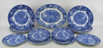 Conjunto de travessa, 6 pratos rasos e 6 pratos para sobremesa em porcelana inglesa, decoração em azul de paisagem ao centro. A travessa apresenta paisagem diferente dos pratos. Med. travessa 30,5x24 cm.