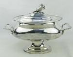 Sopeira em metal espessurado a prata, marca da manufatura Sheffield. Pegador da tampa na forma de pera sobre flor. Med. 28x35,5x13 cm.