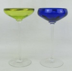 Par de taças de coleção de pé alto, em cristal, sendo uma na tonalidade azul e a outra verde claro. Alt. 15 cm.