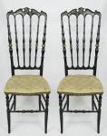 Antigo par de cadeiras estilo venezianas, em madeira com detalhes em dourado. Assentos estofados e forrados em tecido. Pequenas marcas de uso. Med. 114x41x37 cm.