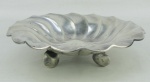 Petisqueira em prata contrastada e marca de teor 925 milésimos, com trabalhos em largos sulcos curvos. Med. 5x19,5 cm. Peso 245 gramas.