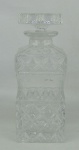 Licoreiro de seção quadrada em cristal, com lapidações dedão, tijolinho e estrelas. Alt. 22 cm.