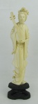 Escultura em marfim chinês, representando "Musicista". Base em madeira. Alt. total 21,5 cm.