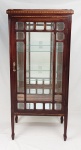 Vitrine em madeira com marqueterie e uma banda de porta com vidros bisotados. Interior com espelho. Tampo com mármore. Med. 126,5x57x30 cm.