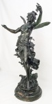 L.  MOREAU - Imponente e grande escultura francesa em petit-bronze, representando "NYMPHE des BOIS", com selo de fundição francês. Artista de cotação internacional e catalogado em diversos livros. Alt. 81 cm.