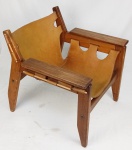 Sérgio Rodrigues - Cadeira Kilin em madeira nobre e couro. Apresenta pequenas marcas de uso e uma das varetas laterais com quebra. Reproduzida no livro do artista. Med. 68x67x65cm.