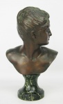 A. Boucher - Escultura em bronze, representando "Busto feminino". Assinado. Base em mármore rajado. Alt. total 23 cm.