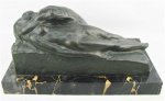Elio de Giusto - Escultura em bronze, representando, "Casal deitado". Base em mármore (com minúsculos bicados). Assinada e datada de 1924. Reproduzida na página 92 do livro "O ofício da Arte a escultura", de Jacob Klintowintz. Me.d total 19x39x23 cm.