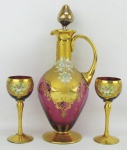 Antigo conjunto de licoreiro e 2 taças venezianas, na cor rosa com rica pintura em dourado, flores com policromia e em relevo. Alt. licoreiro 26 cm.