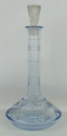Licoreiro Art-deco, em cristal, na tonalidade azul, com lapidações em delicados sulcos, frisos e olivas em satiné. Tampa com pequeno bicado na parte interna. Alt. 31 cm.