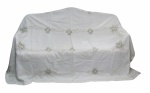 Toalha de mesa com 4 guardanapos, da Ilha da Madeira, com bordados e apliques. Manchas de guardado. Med. 260x160.