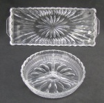 Duas peças em cristal lapidado, sendo petisqueira e bandeja, esta com bicado na borda. Med. da bandeja 36,5x15 cm.