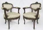 Delicado par de poltronas, estilo francês, Belle Époque, entalhada com folhagens, flores, sulcos, gomos, volutas e florão na porta superior do encosto. Assento e encosto estofados e forrados com tecido floral. marcas de uso e uma com pequenas perdas nos entalhes dos braços. Med. 82,5x66x54,5 cm.