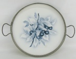 Bandeja circular em faiança européia, com marca da manufatura a Crivo no verso. Decorada com pintura de folhas e frutos. Alças e gradil em metal, tendo o gradil trabalhos vazados. Alças necessitam soldas e faiança com pequeno lascadinho na borda. Metal com desgastes no prateado. Med. 4x40,5x30,5 cm.