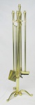 Serviço para lareira em bronze dourado, formado por 4 peças e suporte. Minúsculas marcas de uso. Alt. suporte 93,5 cm.