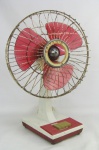 Ventilador de mesa com marca da manufatura Britânia, em material sintético e metal. Hélice em acrílico. Desgastes causados pelo tempo e pequenas perdas. Funcionando. Med. 51,5x37x23,5 cm,