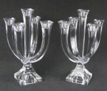 Par de candelabros, estilo Art-deco para 4 velas em cristal alemão, com marca da cristallerie Nachtmann. Apresenta pequenos bicados. Med. 28x24x24 cm.