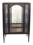 Vitrine estilo Art noveau, em madeira entalhada. Porta central e laterais com cristal bisotado. Interior com espelho e duas prateleiras. Med. 153x99x41 cm.