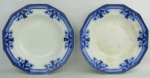 Par de antigos pratos azul borrão, em porcelana inglesa Johnson Bros, de coleção, decorados com flores, folhas, perolados e arabescos. Um com discretas manchas do tempo. Marca da manufatura no verso. Diam. 23 cm.