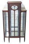 Vitrine em madeira com marqueterie. Porta central e laterais com vidros. Parte superior com 3 platôs, tendo os dois laterais mármore no tampo. Interior com espelho. Med. 176x95x41,5 cm.