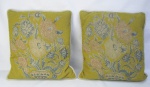 Duas almofadas forradas com tapeçaria floral em policromia. Med. 46x44 cm.