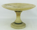 Centro de mesa em alabastro, com prato e bases circulares. Guarnições em bronze com perolados. Med. 20x28,5 cm.