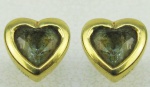 Par de brincos em ouro 18K, na forma de corações com pedra. Peso 1,4 gramas. Este ítem não se encontra no local do leilão.