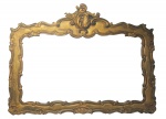 Grande espelho bisotado com moldura em madeira dourada e entalhada em folhas e volutas. Med. 107x140 cm.