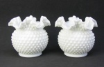 Par de vasos em opalina, na cor leitosa, decorados com perolados. Borda em ondulações com babados. Med. 13x15 cm.