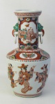 Antigo vaso em porcelana japonesa  - Kutani, do sec. XIX, com rica pintura de cenas diversas, borboletas e arabescos. Alças na forma de cabeça de Cão Fó com argolas. Alt. 30 cm.