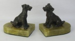 Par de serre livres em bronze, na forma de cães. Base em ônix. Med. 11,5x12,5x8 cm.