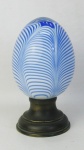 Pinha de coleção em murano, decorada internamente com trabalhos em azul e branco. Base em metal. Alt. total 16 cm.
