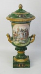 Potiche em porcelana italiana - N coroado, policromado, decorado com pintura de cena Napoleônica, retratando "Bataille de Thiedland", assinada. Detalhes em dourado e bustos e cenas diversas em reserva. Com restauro. Alt. 24 cm.