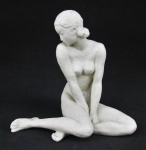 Fritz Klimsch (1870-1960) - Escultura em porcelana alemã, com marca da manufatura Rosenthal na base, representando "Nú feminino". Assinada na parte posterior da coxa e numerada a crivo na base. Alt. 25,5 cm.