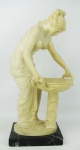 G. Ruggeri - Escultura em resina italiana, representando "Semi nú feminino". Assinado. Base em mármore. Alt. total 33 cm.