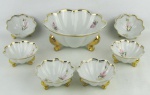 Saladeira e 6 bowlzinhos em porcelana, com decoração floral em policromia e detalhes em dourado. Med. saladeira 9x20 cm. e med. bowlzinhos 4,5x10,5 cm.