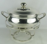 Richaud com fogareiro em metal espessurado a prata, com marca da manufatura Soppil Wolff. Med. total 35,5x40x33,5 cm.