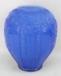 Vaso bojudo em vidro, no tom azul, decorado com trabalhos de gomos e sulcos em relevo. Parte interna no tom leitoso. Alt 21,5 cm.