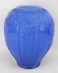 Vaso bojudo em vidro, no tom azul, decorado com trabalhos de gomos e sulcos em relevo. Parte interna no tom leitoso. Alt 21,5 cm
