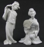 Duas estatuetas em porcelana oriental na cor leitosa, representando "Gueixas". Alts. 27cm e 22,5cm.