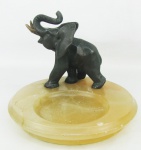 Despojador em alabastro, adornado por escultura em estanho, representando elefante. Alabastro com pequenas batidinhas e presas do elefante adaptadas em durepox. Med. 16x21cm.