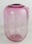 Vaso em murano no tom lilás, decorado com trabalhos de gomos em relevo. Alt. 26,5cm.