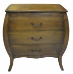 Cômoda semi - bombeé em mdf com 3 gavetas. Puxadores em metal. Perna curvas. Med. 80,5x77,5x49,5 cm.