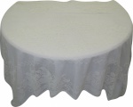 Toalha de mesa em renda na cor branca. Med. 212x130 cm.