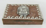 Caixa retangular em cobre peruano, decorado com apliques em prata 925 milésimos, de geométricos e figura típica. Duas minúsculas perdas nos apliques de prata. Med. 3x15x10,5 cm.
