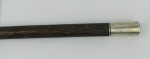 Bengala em madeira torneada, afinando para baixo, com castão em prata. Castão com pequenas mossas. Comp. 92cm.