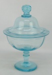 Compoteira em cristal na tonalidade azul bebê. Pega da tampa lapidada com facetados. Borda da compoteira com bicado e trincadinho. Alt. 21,5cm.