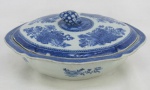 Antiga terrina com tampa em porcelana Cia das Índias, com decoração floral no tom azul. Tampa com dois bicados na borda e não encaixa perfeitamente e borda da terrina com um bicado. Med. 11x28,5x23cm.
