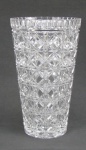 Vaso em cristal translucido, decorado com lapidações tijolinho e sulcos bisotados. Borda com pequeno lascadinho. Alt. 30 cm.